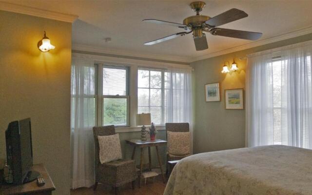 Cinnamon Bear Creekside Inn