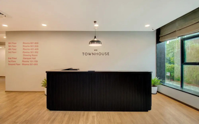 OYO Townhouse 145 The Park Infinity