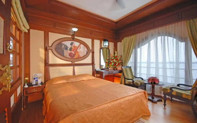 Sterling House boat Lake Palace Alleppey