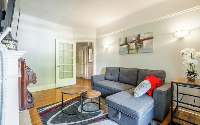 Cozy Houses in Downtown Toronto by GLOBALSTAY