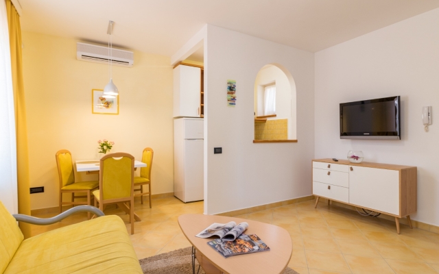 Apartment Escape - 20 m from sea: Yellow Medulin, Istria