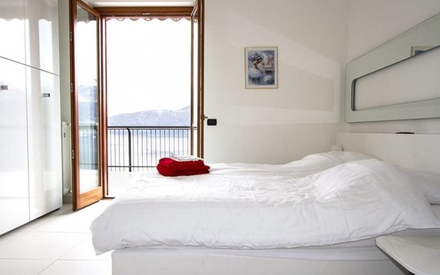 Stunning 1 bed Apartment, Lake Views, Large Terrace, Wifi