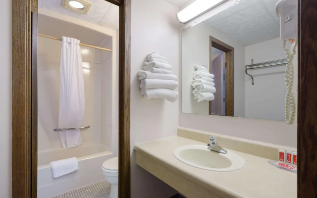 Econo Lodge Inn & Suites