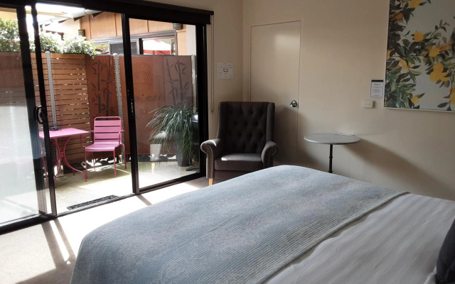 Adelphi Apartment 2- Poolside or Apartment 2A- King Studio