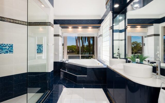 Edgewater on Chevron Waterfront 5 Bedroom Deluxe House Central Surfers