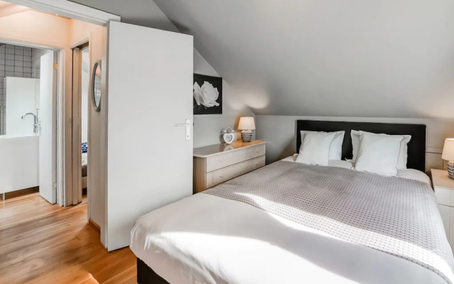 Tranquil Holiday Home in Mont with bubble bath, Terrace, Garden