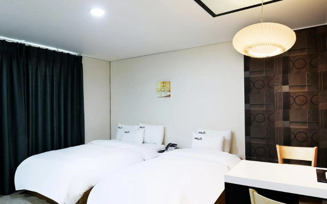 White Tourist Hotel