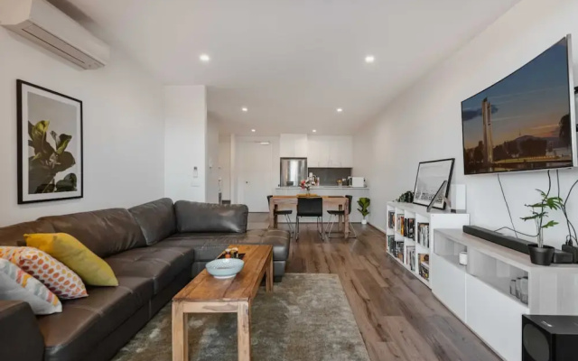 Lonsdale St 1-bed Unit With Study Area and Parking