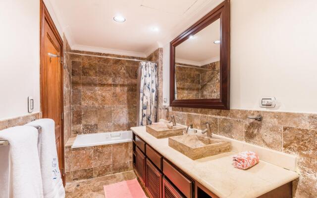 Beachfront w Direct Beach Access Private Jacuzzi
