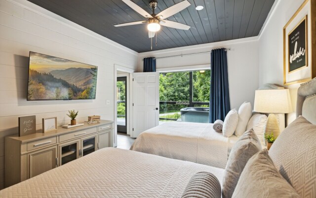 Sunset Chalet 2 Bedroom Cabin by RedAwning