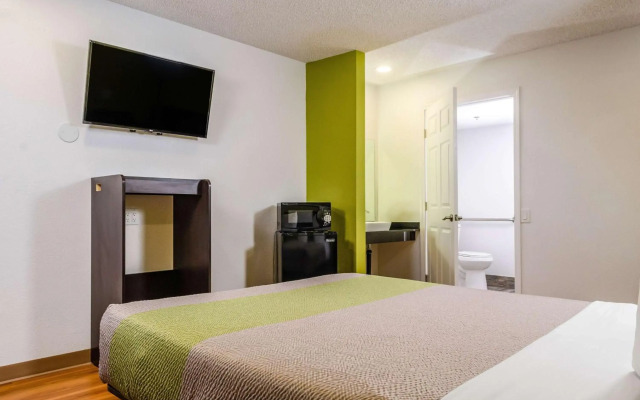 Motel 6 Fresno, CA - Yosemite Hwy