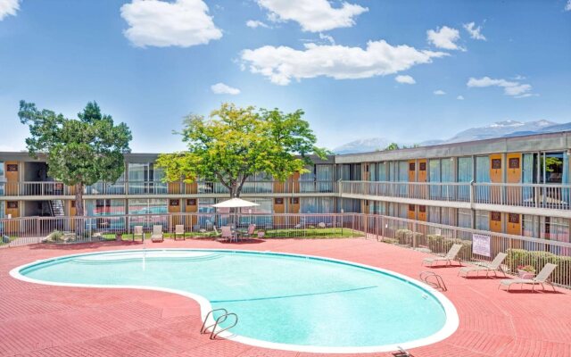 Super 8 by Wyndham Meadow Wood Courtyard