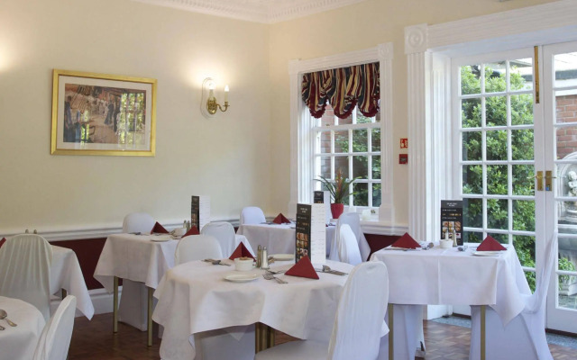 Elme Hall