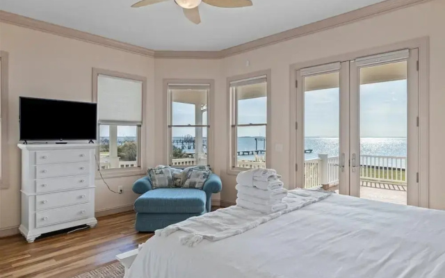 The Island House 5 Bedroom Home by RedAwning