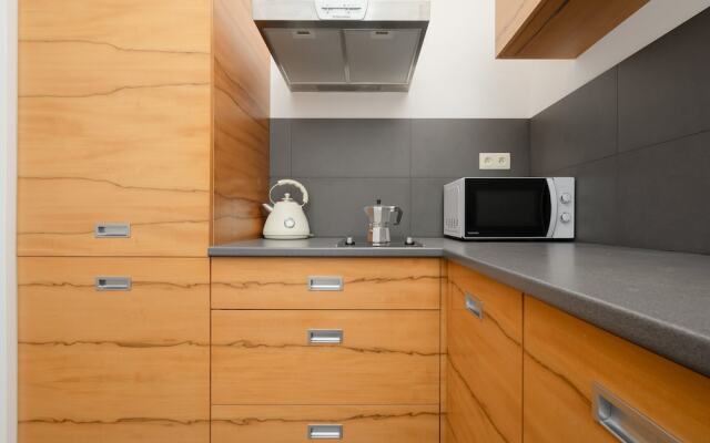 Spacious Studio & Parking by Renters
