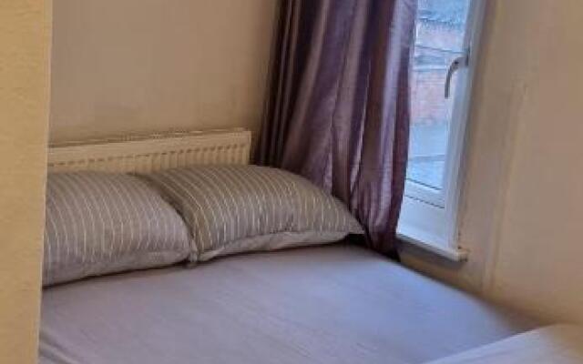 Budget 4 BedRoom house,Entire place.Sleeps 10