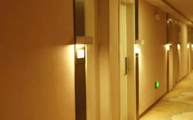 AT YOUNG HOTEL (Beijing Shahe Subway Station Beihang University)