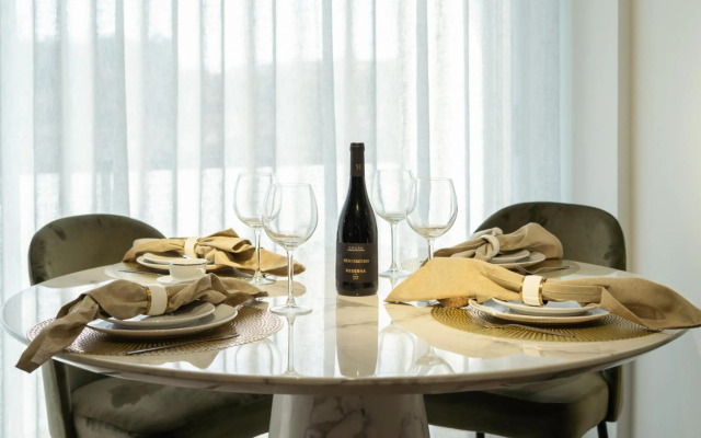 Luxurious Impressive Apartment - Balcony and Pool