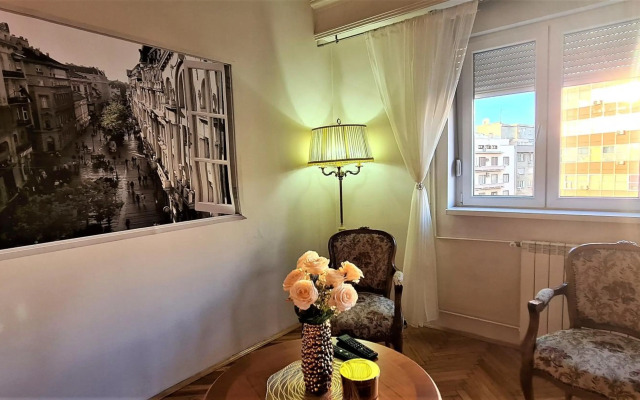 Windows City Apartment