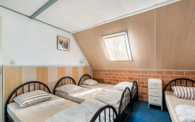 Attractive Farmhouse in Giethoorn With Garden