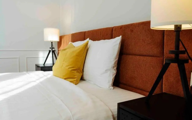 Bright 2BR Flat - Palace Hall - Charming Balcony