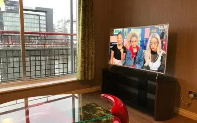 Glasgow City Centre Flat with River Views and Parking