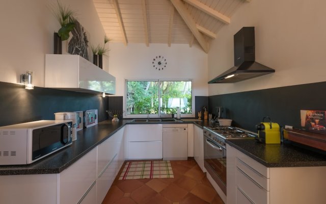 Stunning Orient Bay Ocean Views, Walk to the Beach! AC, Free Wifi, Swimming Pool