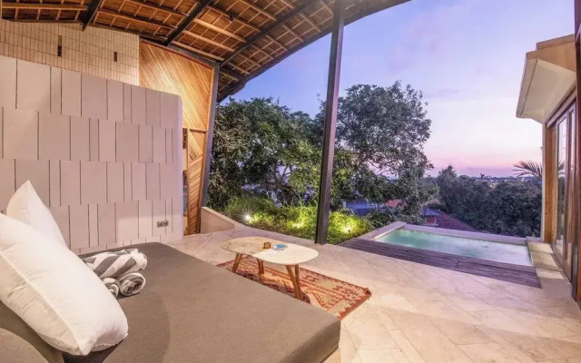 Stunning 2-br Penthouse With View, 800m to Beach