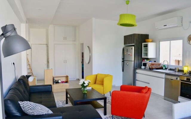 5Min from Gordon Beach Design for 6 TL10