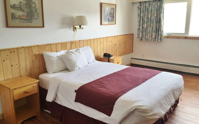 Canadas Best Value Inn River View Hotel