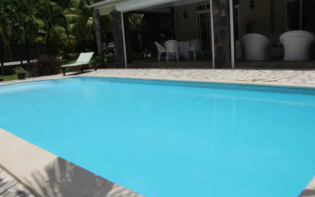 Tropical Villa 5 Min to the Beach