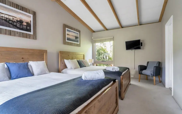Secluded 3-bed Retreat Moments to the Beach