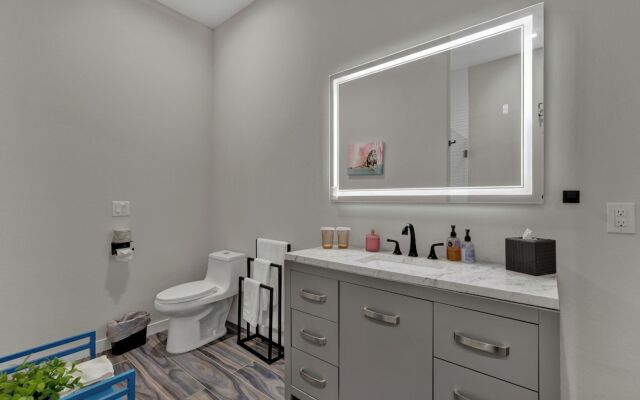 The Bentley Hotel - Sinatra Room - Hill Country View