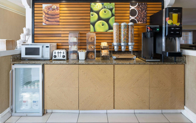 La Quinta Inn by Wyndham Pittsburgh Airport