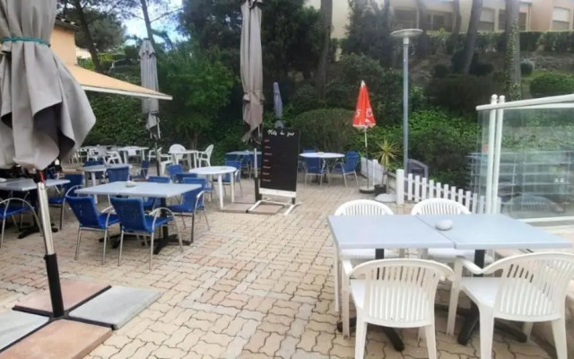 Flat With Swimming Pool Near The Beach
