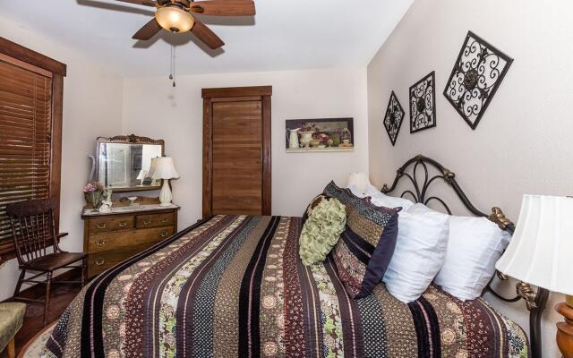 Mistletoe House in Fredericksburg