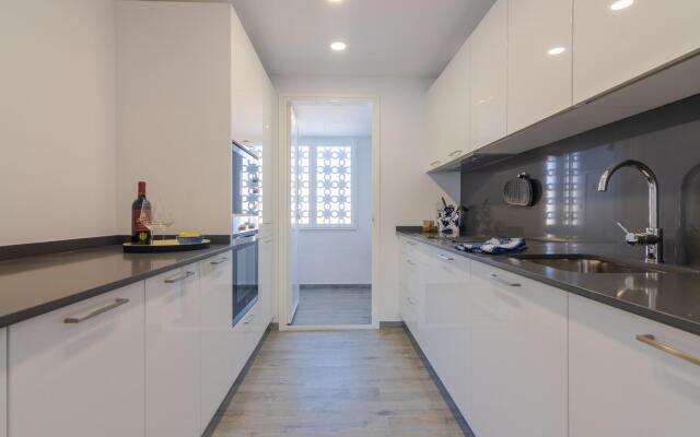 11226 - Modern beach side duplex penthouse.