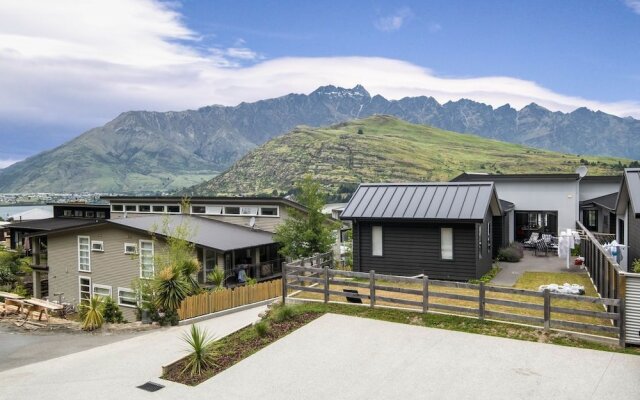 Bright, Modern, Plush - Brand New Townhouse