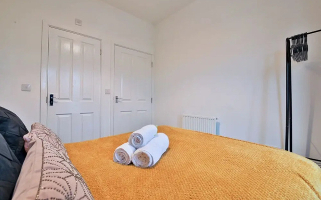 2 Bed Flat with Parking Near Waterfront