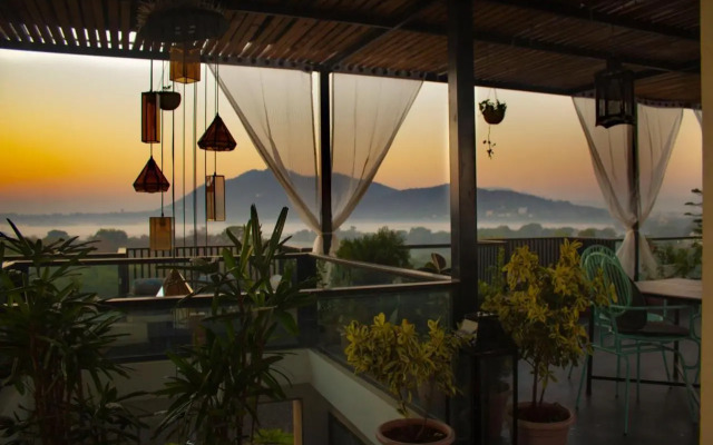 The Sierra - By The Lake