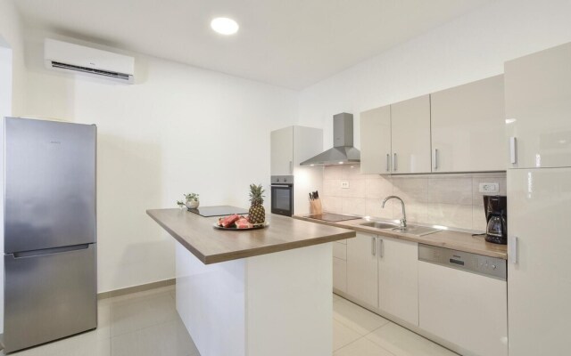 Nice Home in Duce With Wifi and 10 Bedrooms