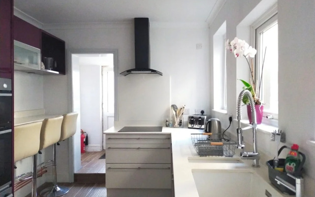 Free Parking/wifi, 3 Beds Sleep 6 Near Uni & Town!
