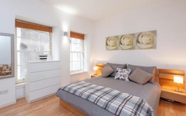 The Edmonstone's Close Residence