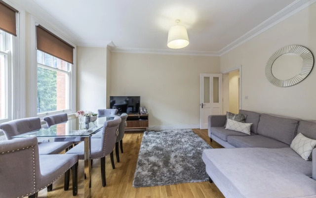 Bright 3 Bedroom Apartment in Hammersmith