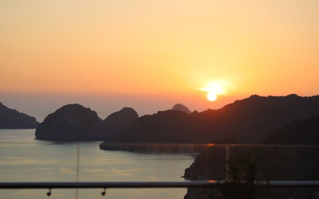 Cat Ba Paradise Hotel - Sky Bar & Massage