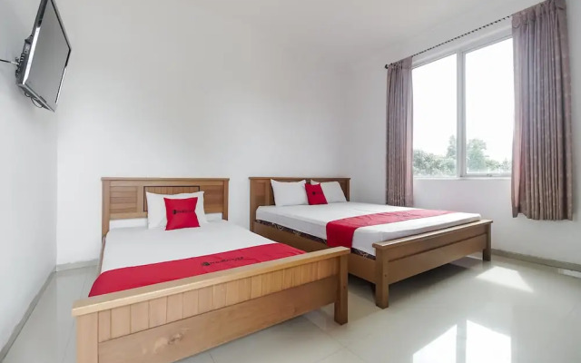 RedDoorz near Pantai Tanjung Pendam 2