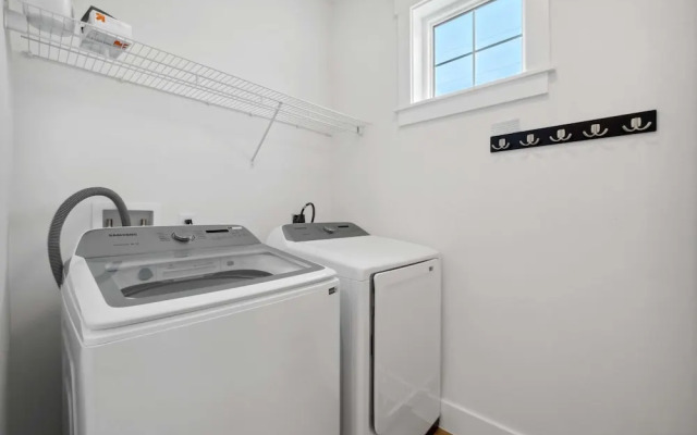 Blissful Getaway 4 BDR Whole Home Heated Pool!