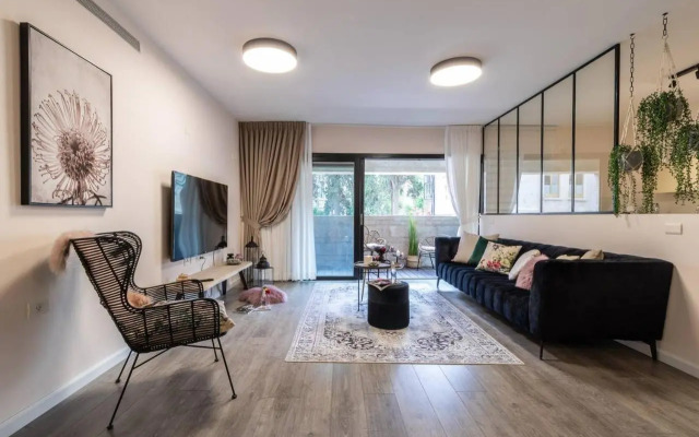 King David Residence Luxury 4 BD/Pool/Gym/Parking