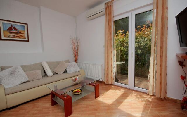 JoviZe - free parking - A6(2+2)