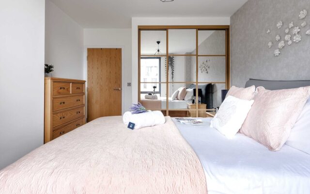 Rosy and Cosy West London Apartment